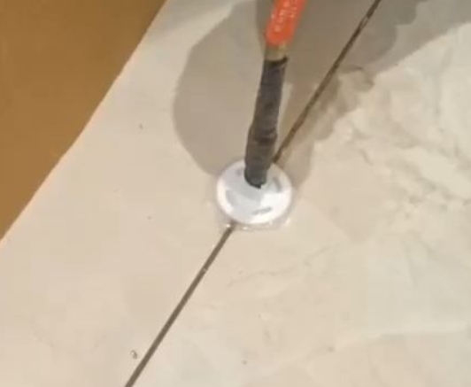 峨眉山瓷砖空鼓维修公司专业解答瓷砖在铺贴过程中，如果没有涂抹均匀到位的粘结材料（如水泥砂浆或瓷砖胶），可能会导致以下问题